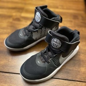 Nike Team Hustle boys basketball shoes